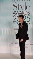 檀健次湿发背头亮相ELLE风尚大典
