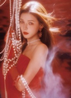 张予曦惊艳红色抹胸裙，神秘梦幻气质温婉