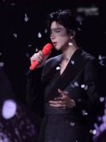 刘宇宁演唱会眼纱接花瓣画面绝美