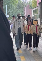 董璇一家三口接女儿放学，酒窝读公立学校，戴三道杠袖章好厉害