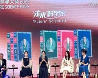 两位贵妇同框，章泽天气质温婉甜美，郭晶晶气场大开略带一些强势