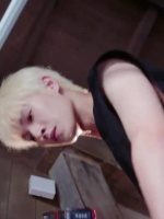 关晓彤李昀锐路透曝光，黄毛造型引热议