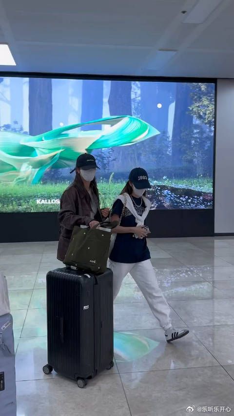 郑秀晶郑秀妍姐妹合体，妹妹看起来更像姐姐