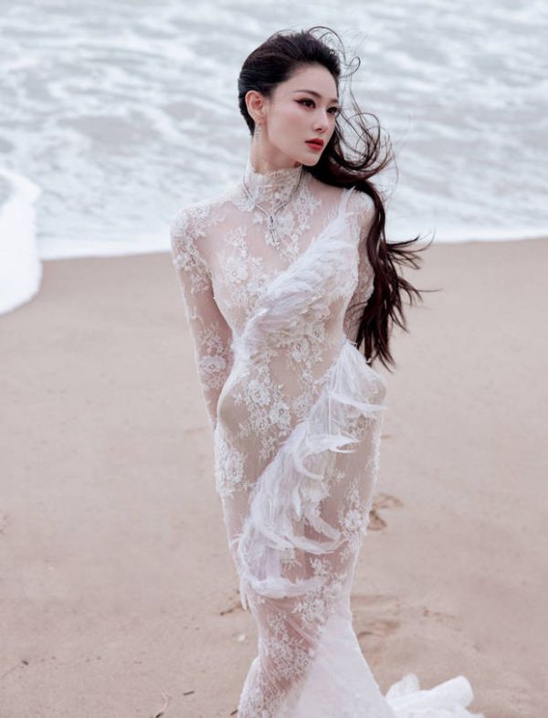 搜狐娱乐讯 29日,张馨予工作室晒出一组美照,并配文称:“卸掉25斤拖尾礼服的美人鱼。”