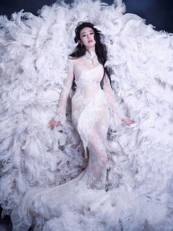 28日,张馨予晒出自己的美照,并发文称:“我的化妆师说,今天我是千年狐妖!”