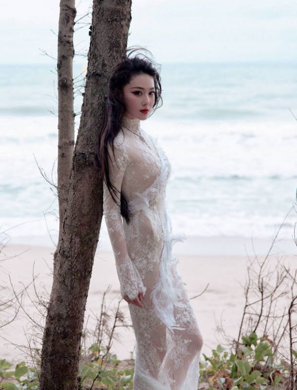 卸掉25斤拖尾礼服的张馨予从“千年狐妖”又变成了“海边美人鱼”。
