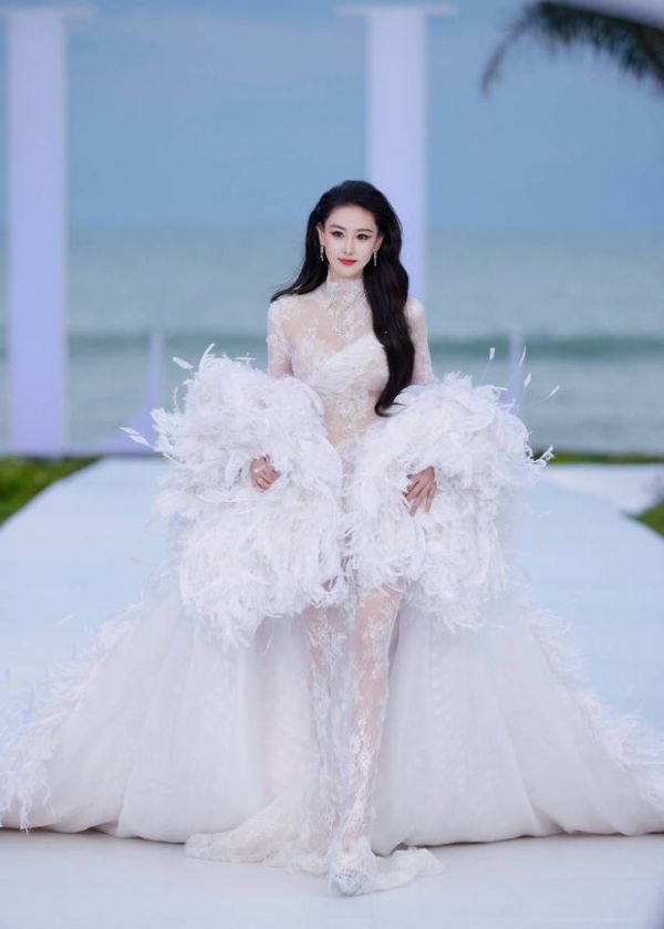 28日,张馨予穿着25斤的拖尾礼服参加活动,造型十分吸睛。