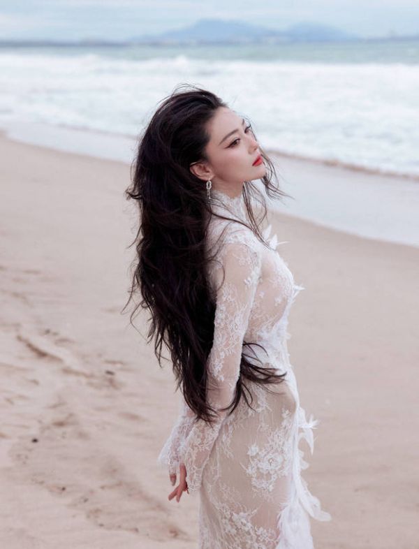 张馨予身姿曼妙,曲线迷人。