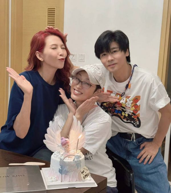搜狐娱乐讯 29日,蔡少芬在社交平台上晒照为陈法蓉庆祝生日,她和老公张晋、好朋友陈法蓉同框合影,笑容灿烂,互动超有爱!