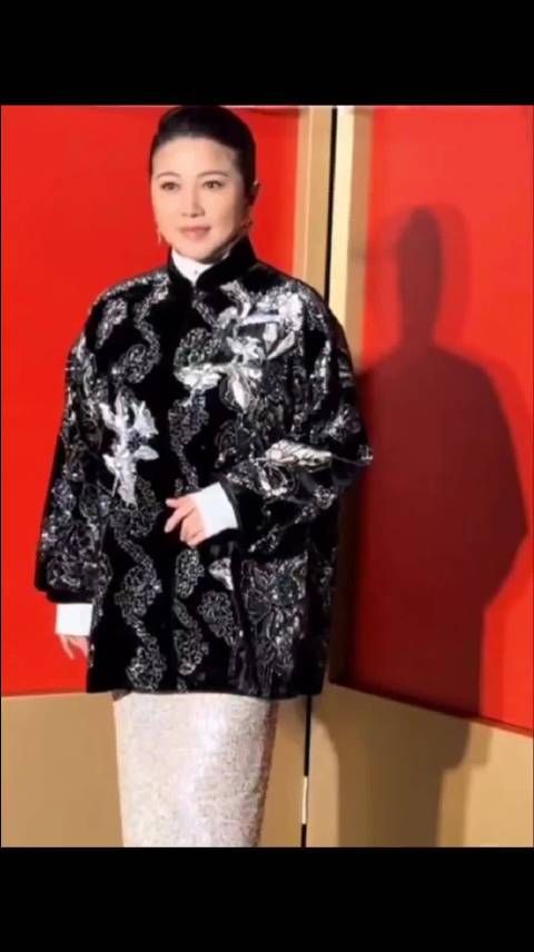 53岁颜丙燕携90后男友首亮相