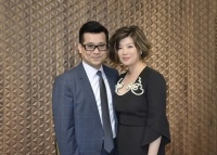 香港知名女星正在办离婚，遭老公持刀恐吓，为孩子和家庭下跪求饶