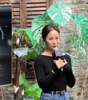 江一燕自曝离婚，生图脸凹又垂还煞白，前夫身份曝光，侯佩岑爆哭