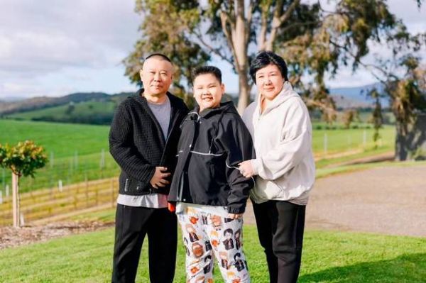 搜狐娱乐讯 近日,郭德纲一家三口外出游玩的合照曝光,郭德纲与老婆王惠挽着小儿子郭汾瑒,一家人其乐融融,氛围欢乐!10岁郭汾瑒身高已接近爸妈,照片中未见大儿子郭麒麟身影。