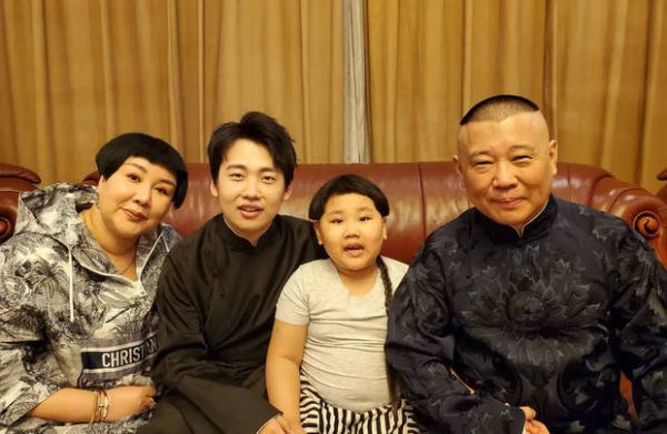 此前,郭德纲曾晒出一家四口合照为老婆庆生。