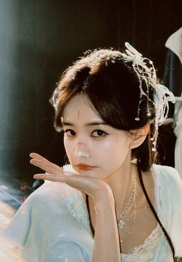 搜狐娱乐讯 近日,李一桐在社交平台分享了一组随拍美照。她身着浅蓝古装,头戴精致发饰,妆容俏皮,眼神灵动。
