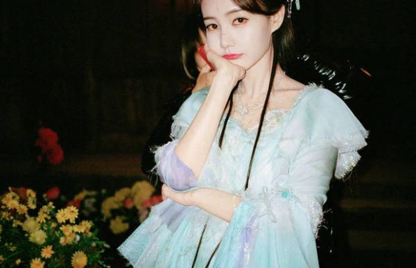 李一桐姿态温婉,眼神温柔。