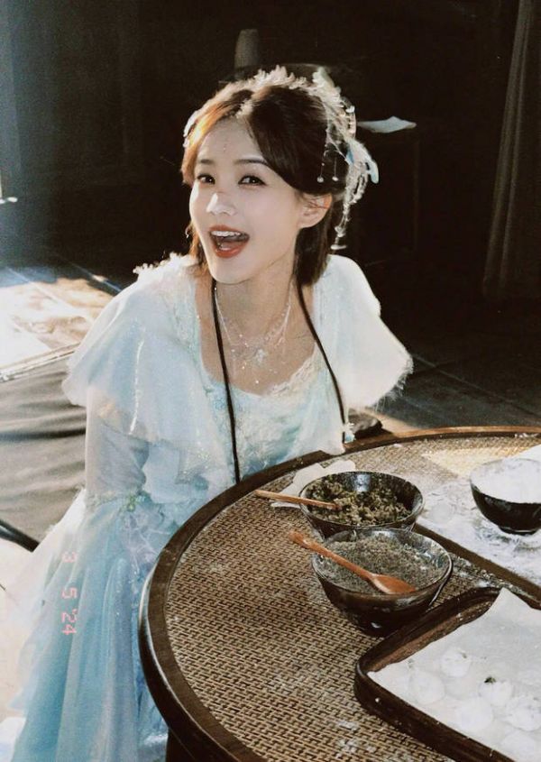 李一桐笑容灿烂,眼神明媚。