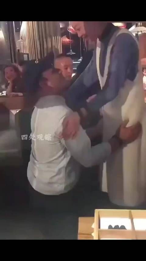 黑人男子公开跪地向中国女生求婚,女生感动落泪