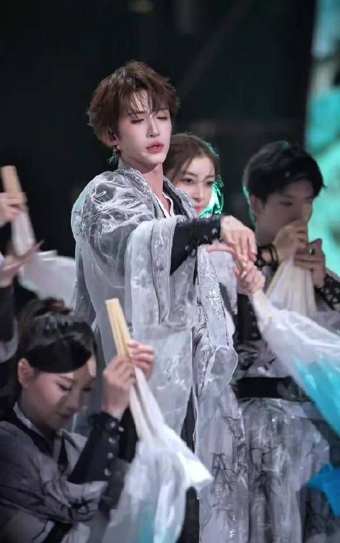 刘宇舞扇融合国风柔美与武侠力量