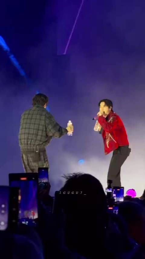 柾国Jin巡演泼水追逐,幼稚互动引爆笑