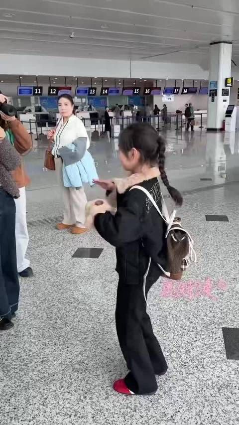 小酒窝机场夸黄明昊太帅,董璇女儿可爱圈粉