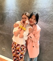 胡杏儿赠胡定欣一对龙凤镯，礼物寓意深长引怀孕猜测