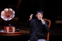 老戏骨何冰：曾跑过龙套，娶同学妻子，婚姻维持26年0绯闻