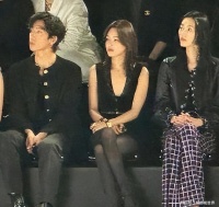 关系藏不住了，辛芷蕾这次没坐中间，将內娱的人情世故体现出来