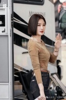 25岁粉丝自愧不如！46岁穿短裤走夜路的秦岚，体态像数字合成？