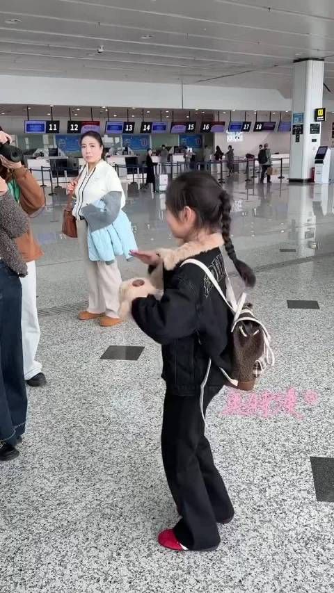 董璇女儿小酒窝机场赞黄明昊太帅