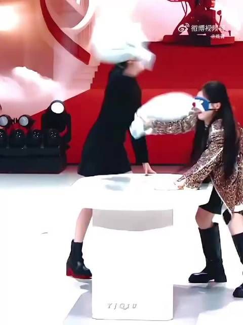 杨幂后仰动作惊艳全场，与金靖对抗展现反差魅力