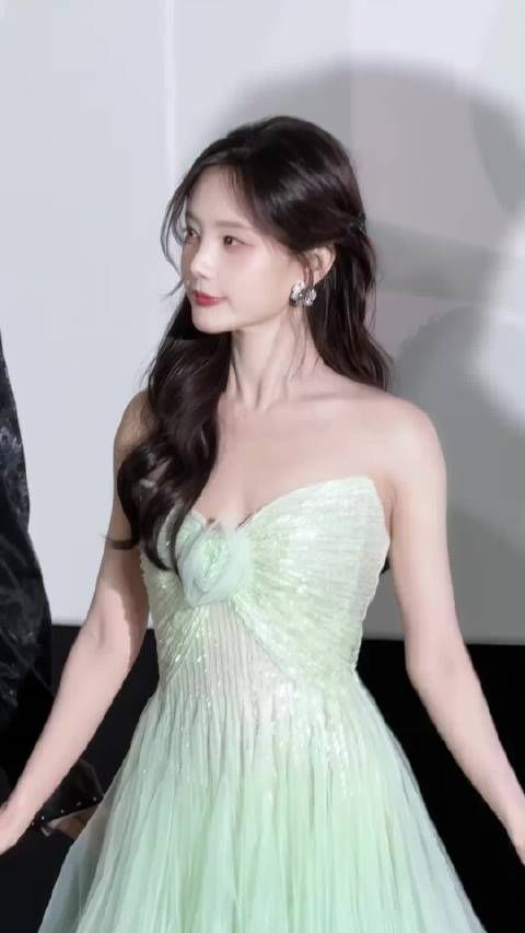 李一桐眉眼舒展柔光出镜，灵动温婉造型皆宜