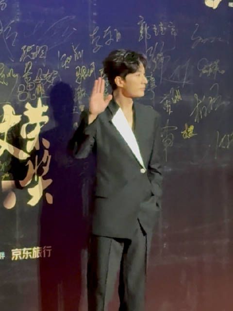 刘学义亮相红毯，现代装造型一样帅