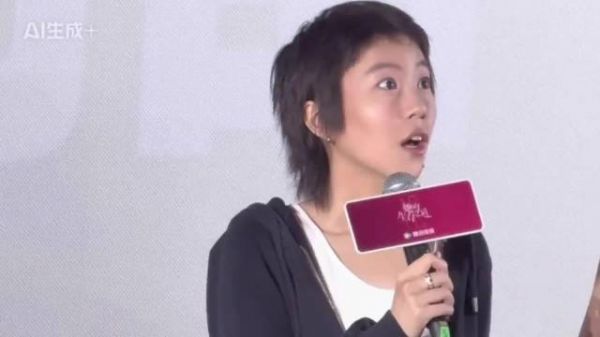 窦靖童宋妍霏十指紧扣遛狗被拍,同款衣橱引热议