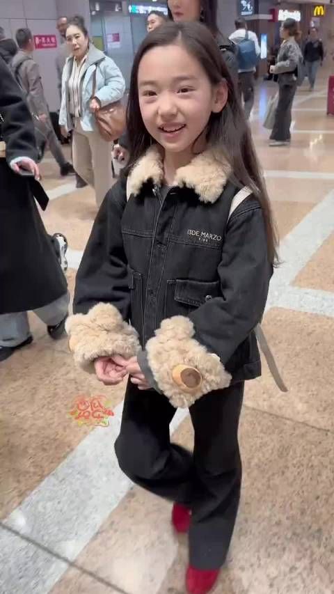 小酒窝机场遭男子强制合影后冷脸