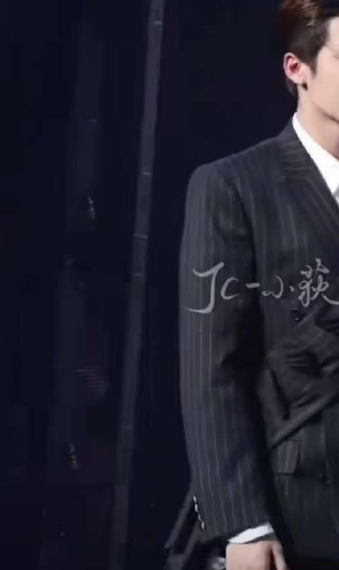 在流光溢彩的晚宴中,檀健次以一身精剪西装现身,举手投足间尽显贵气