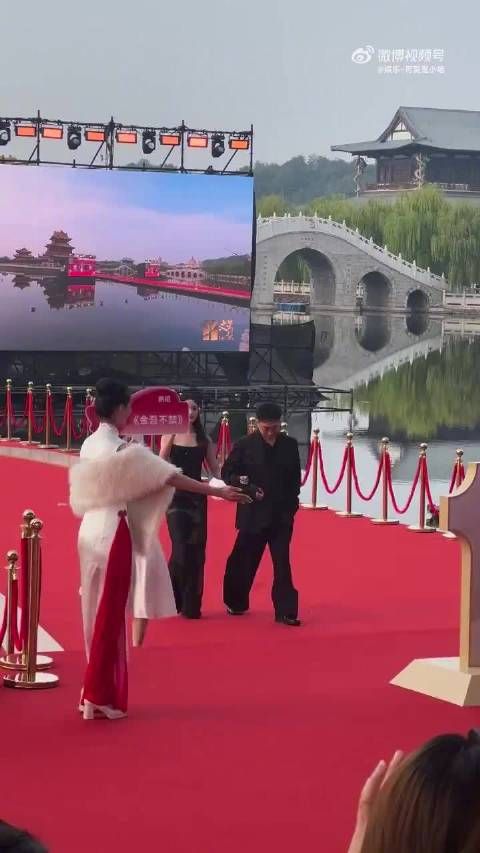 赵晴低温天气穿单薄引热议