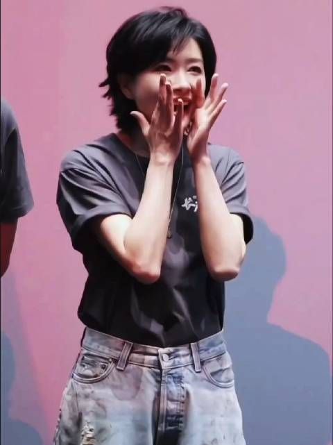 万茜灰色T恤现身致谢粉丝,温柔举止获赞