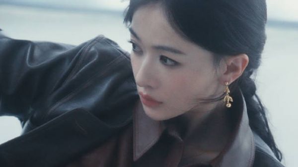 吴谨言登时装十一月封面诠释大女主精神