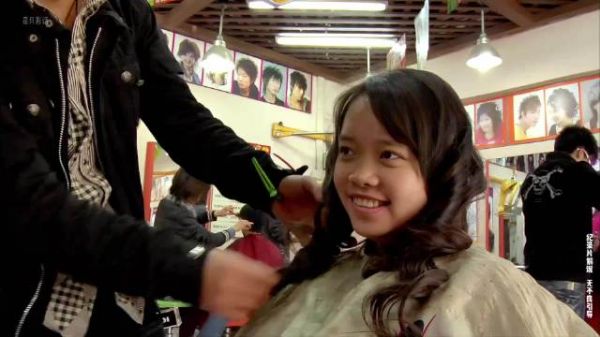 17岁打工妹用首月工资换新装遭父亲训斥