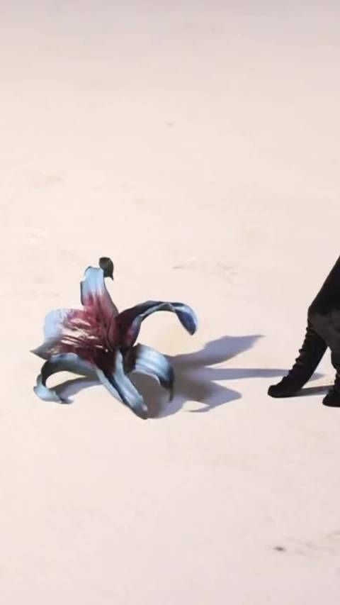 李梦文荣奖红毯造型亮眼,肤白线条美成焦点