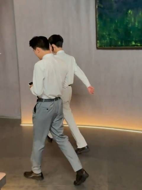 迎宾小哥长得也是蛮帅的,不知道工资给开多少了?