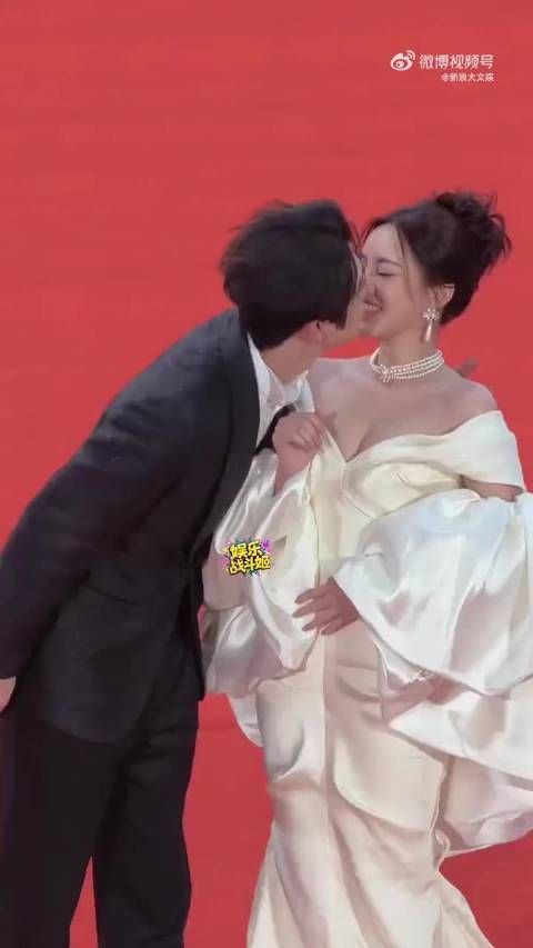 短国真猛!演员在红毯上接吻!