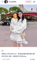 奚梦瑶为女儿庆生，4岁Romee长腿抢镜，母女俩穿亲子装温馨有爱