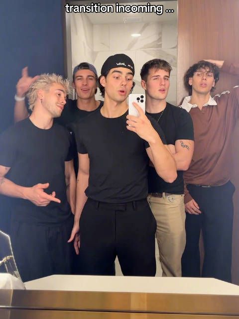 五个帅哥万圣节惊艳cos____走红!