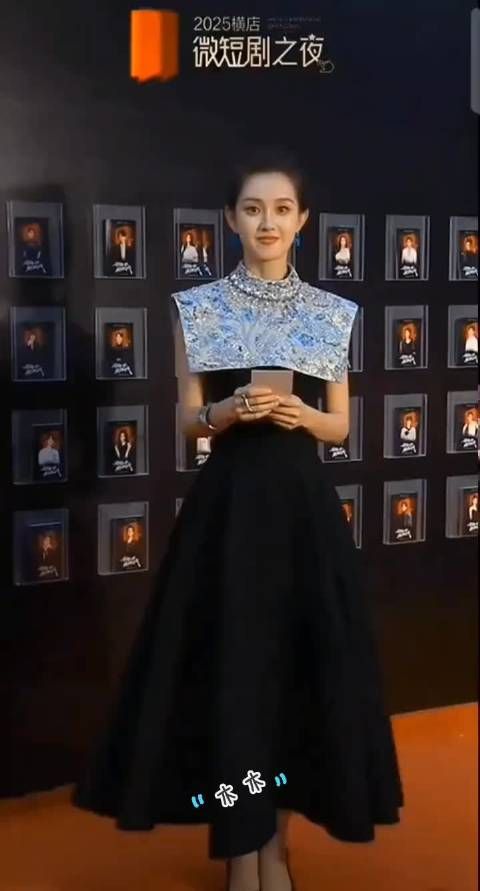 郭宇欣三穿同裙亮相微短剧红毯,明艳大气依旧