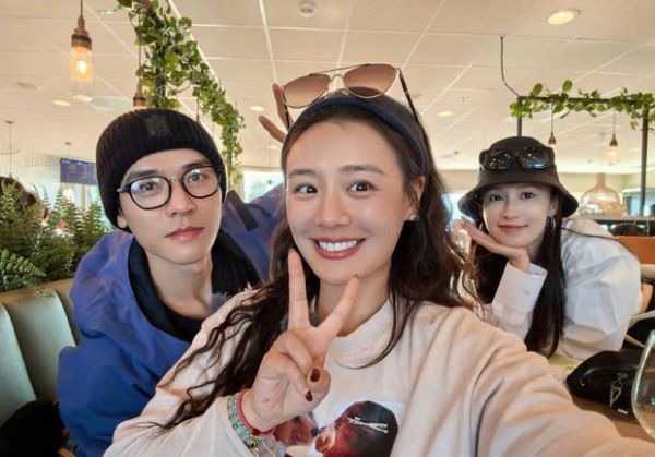 马思纯与龚俊、李沁同框合影。