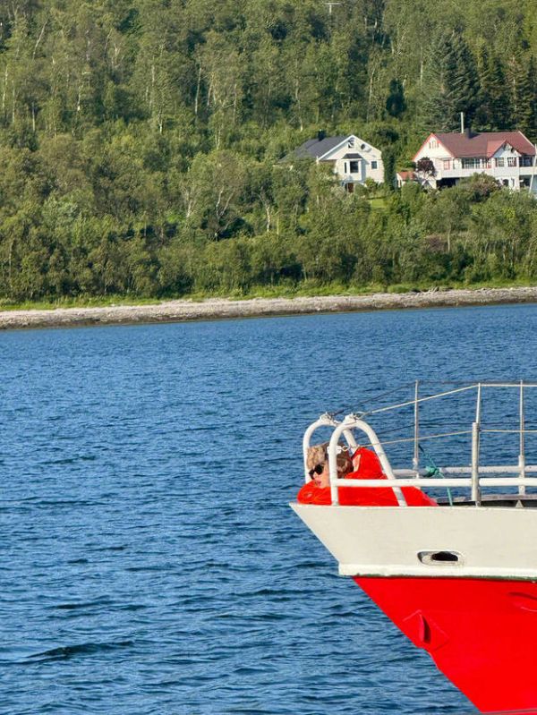 马思纯趴在船上，松弛感十足。