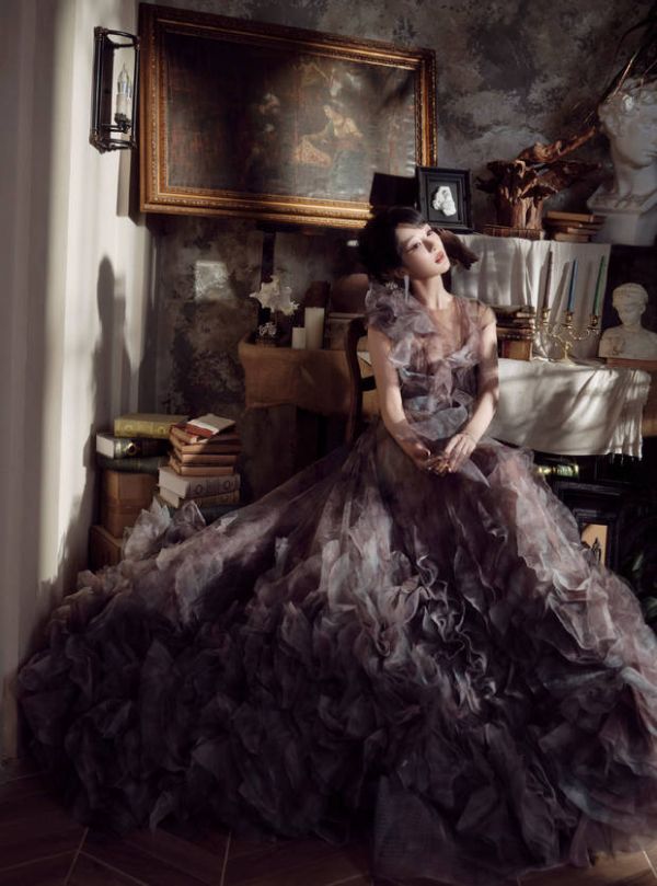 搜狐娱乐讯 2日，杨紫参加活动的造型写真释出，她身着灰紫色晕染薄纱长裙，化身优雅迷人的复古油画女郎，氛围感拉满！