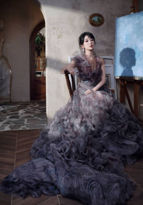 杨紫沐浴在阳光中，超有女神范儿。